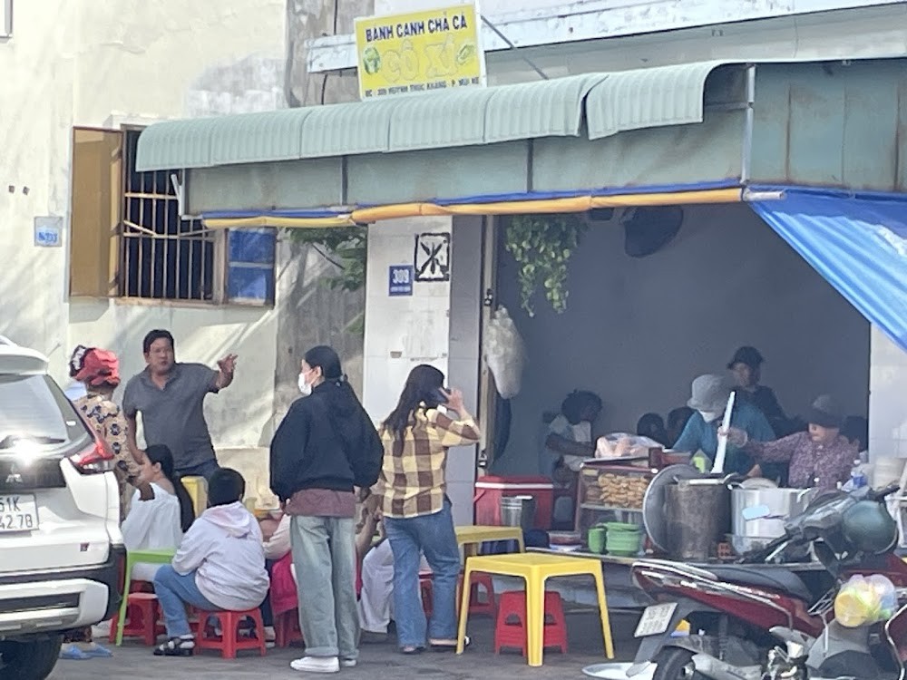 Tô bánh canh nóng hổi với chả cá tự làm tại Cô Xí, Mũi Né