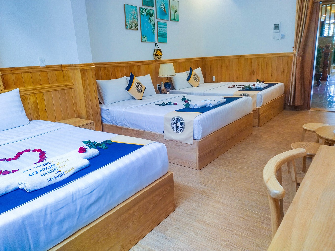 Ban công phòng tại Sea Night Hotel nhìn ra khu phố biển Đồi Dương