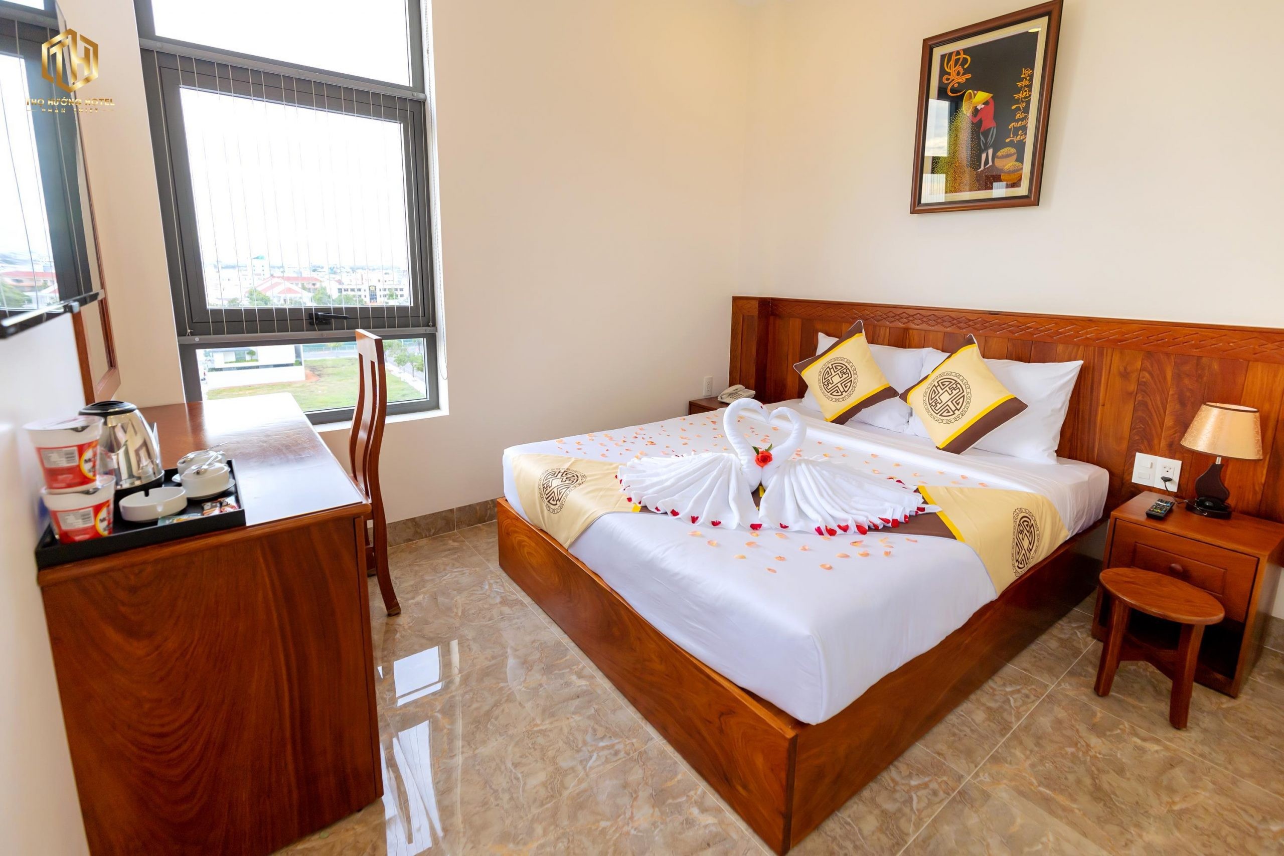Cửa sổ phòng panorama tại Khách sạn Thơ Hương hướng ra biển rộng lớn