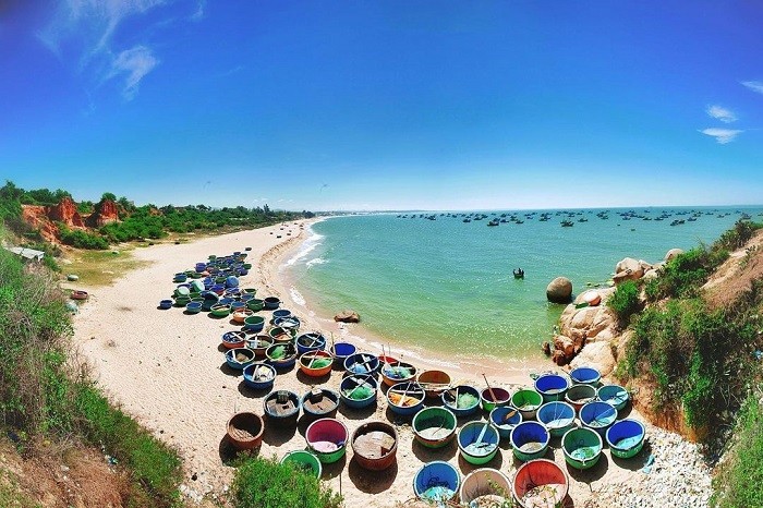 Gành Son với mỏm đá đỏ nổi bật trên nền biển xanh thẳm