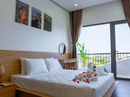 Khu vườn và lối đi ấm cúng tại Osaka Boutique Hotel