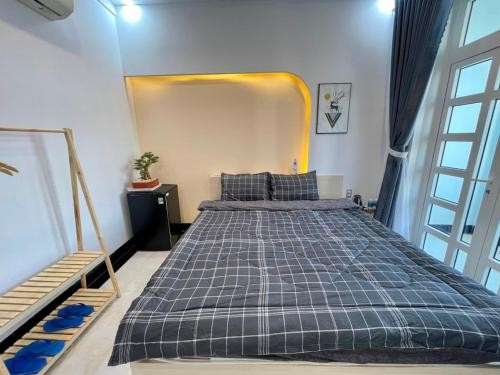 Khu vườn xanh mát và lối đi nhỏ tại Khách sạn Queen Sea