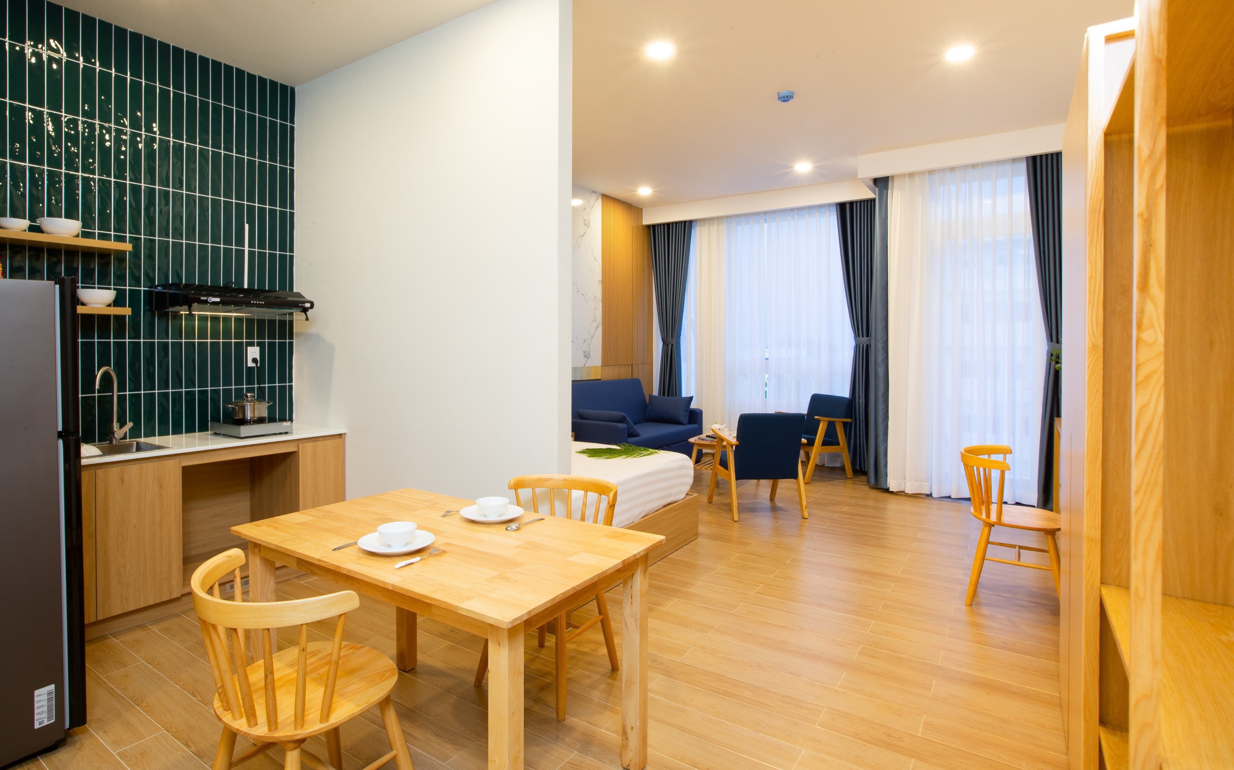 Mặt tiền Vy’s House Hotel và ban công hướng biển