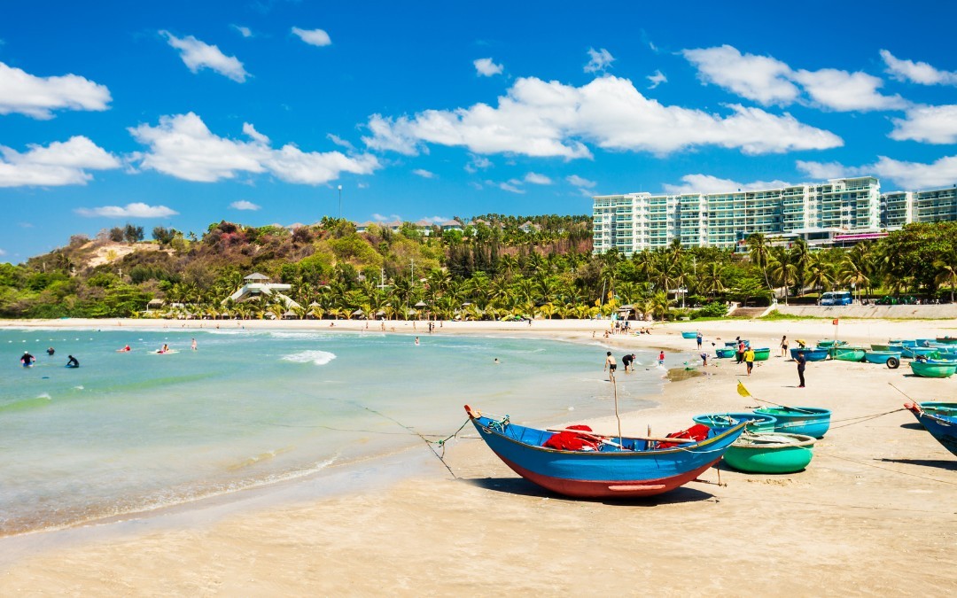 Mũi Né với vùng bờ trải dài, resort và hoạt động thể thao biển