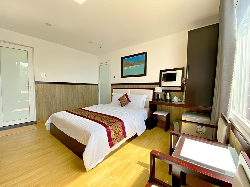 Phòng Deluxe tại Khách sạn Minh Hằng có ban công thoáng mát
