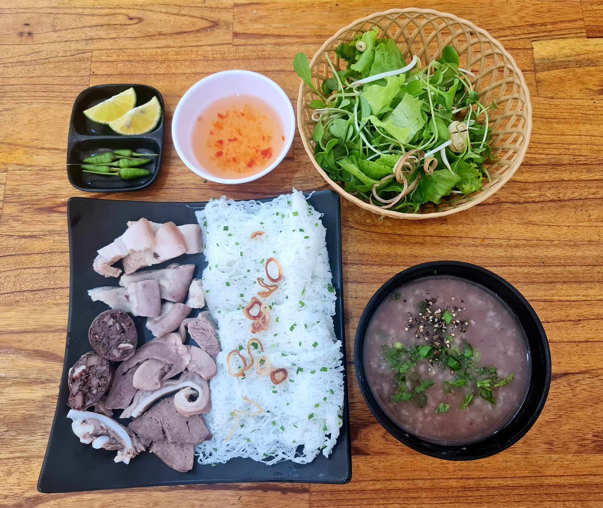 Bánh hỏi cháo lòng Tôm Tít