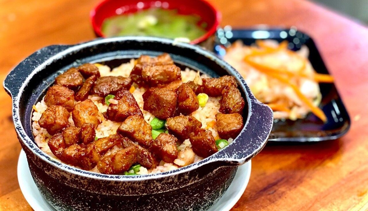 Lớp cơm vàng giòn, topping thấm vị ai cũng mê