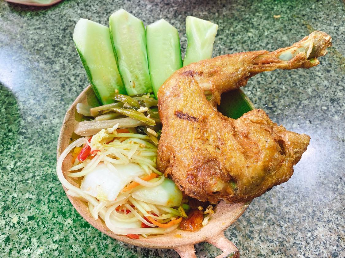 Suất cơm đầy đặn, ăn kèm dưa chuột và nộm chua rất vừa miệng