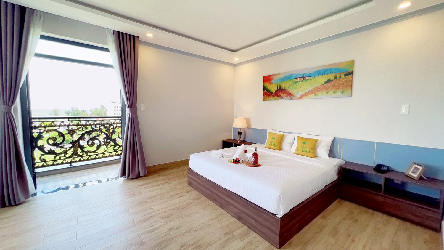 Sân thượng The Palms Hotel với view hàng dương và bầu trời