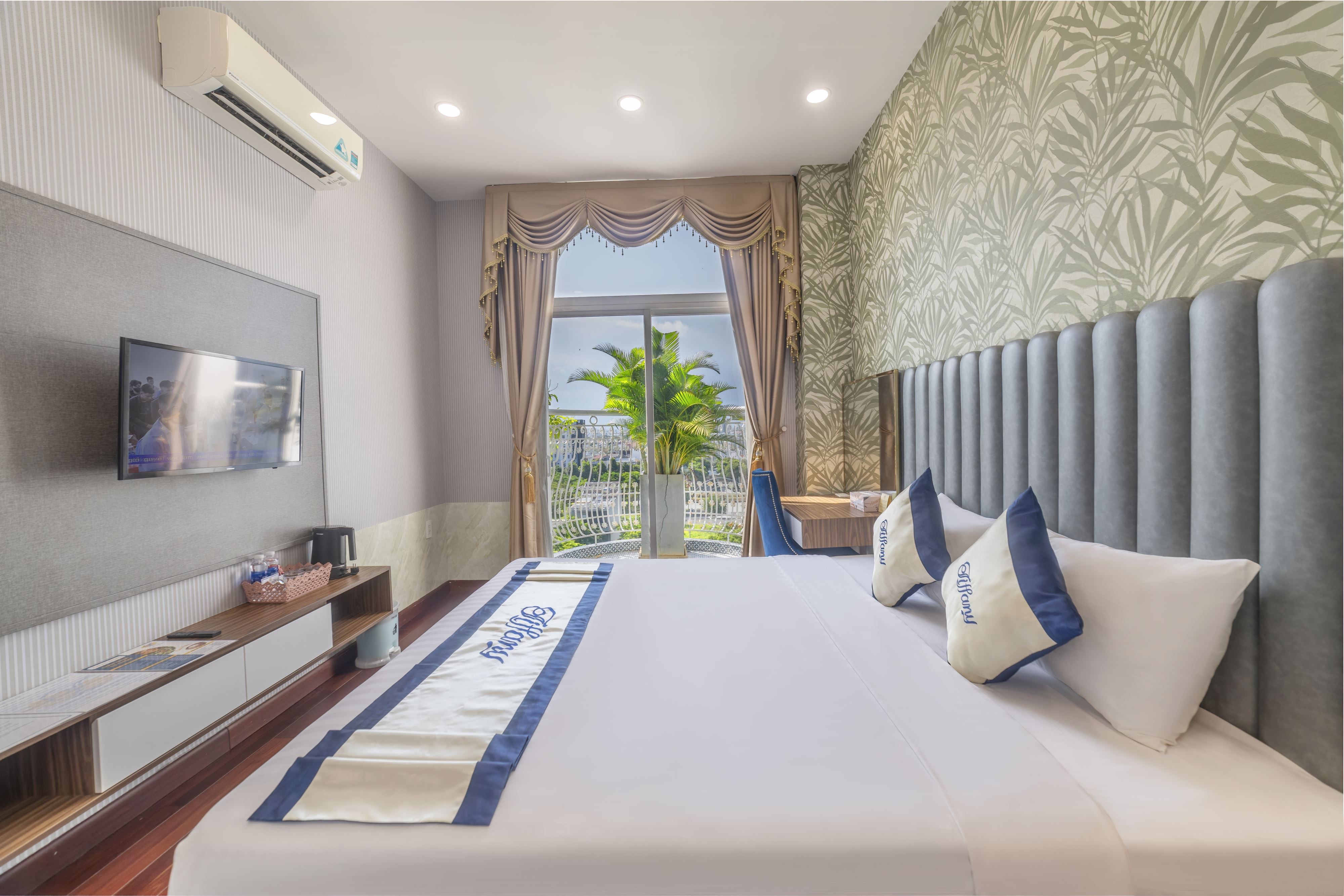 Sảnh và nhà hàng Tiffany nhìn từ ngoài đường khu phố biển