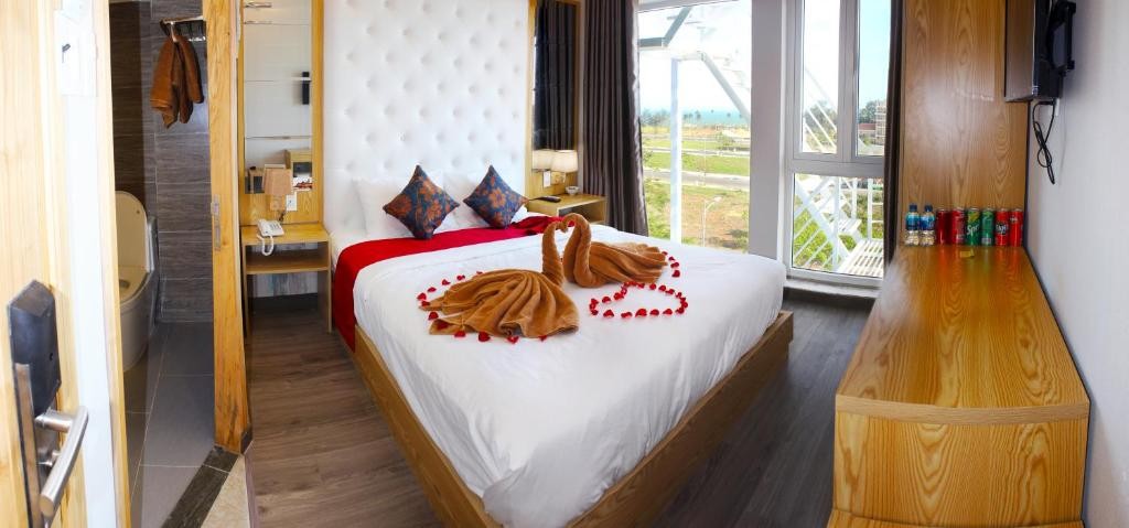 Tầng thượng và quán cà phê nhỏ của Emerald Ocean Hotel hướng biển Đồi Dương
