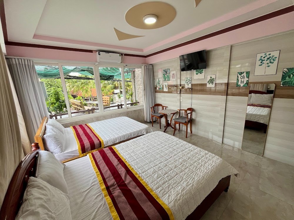 T&#039;House homestay phong cách mộc, ban công nhìn hẻm ra biển