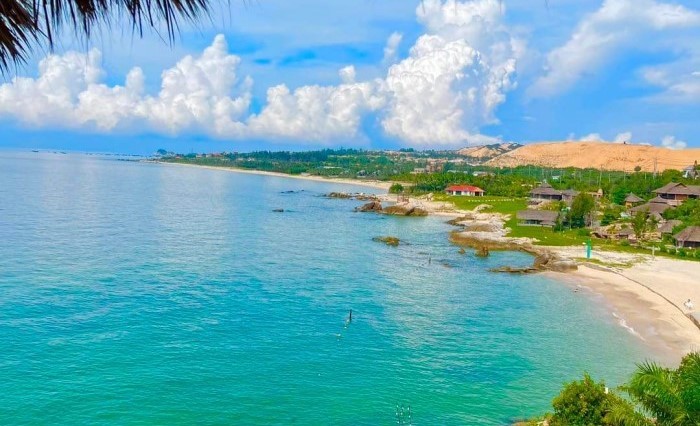 Tiến Thành với dải bờ cát dài và resort ẩn mình dưới rặng dừa