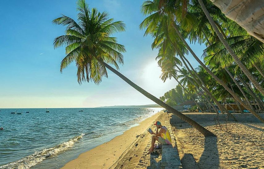 Toàn cảnh Bãi Rạng với dải dừa và bờ cát mịn